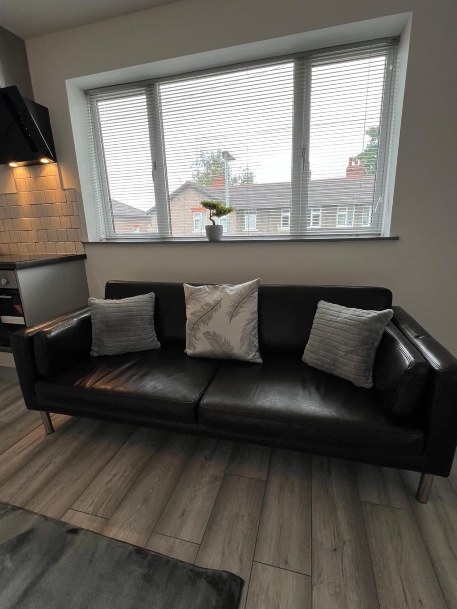 Cosy Modern Apartment Warrington Eksteriør billede